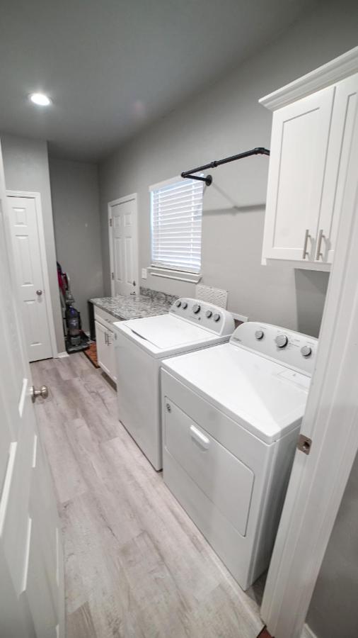 Rock & Roll House, Fiber Internet, Roku Tv, Washer & Dryer, By Dt Chickasha & Leg Lamp! Exterior foto