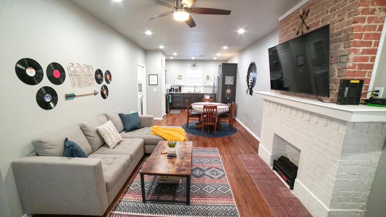 Rock & Roll House, Fiber Internet, Roku Tv, Washer & Dryer, By Dt Chickasha & Leg Lamp! Exterior foto