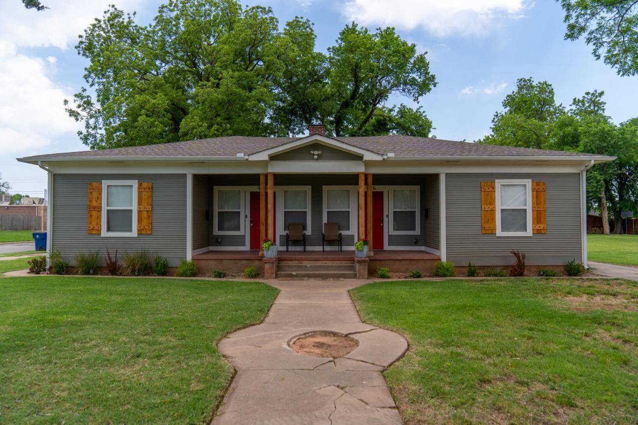 Rock & Roll House, Fiber Internet, Roku Tv, Washer & Dryer, By Dt Chickasha & Leg Lamp! Exterior foto