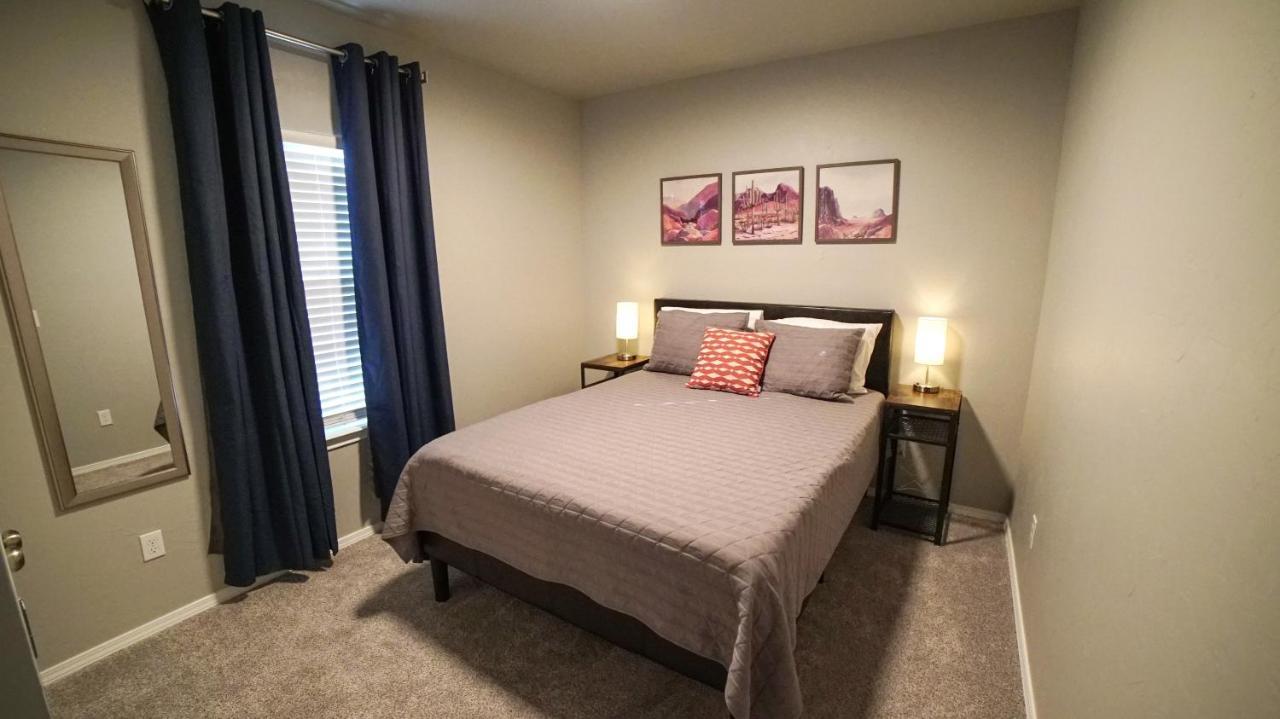 Rock & Roll House, Fiber Internet, Roku Tv, Washer & Dryer, By Dt Chickasha & Leg Lamp! Exterior foto