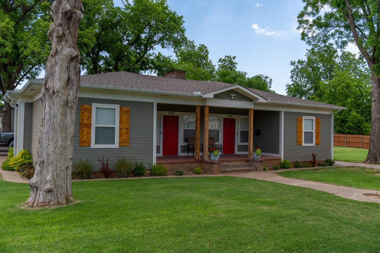 Rock & Roll House, Fiber Internet, Roku Tv, Washer & Dryer, By Dt Chickasha & Leg Lamp! Exterior foto