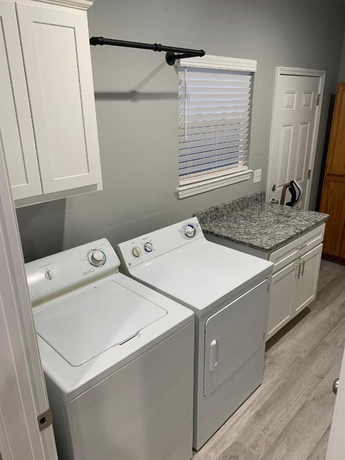 Rock & Roll House, Fiber Internet, Roku Tv, Washer & Dryer, By Dt Chickasha & Leg Lamp! Exterior foto